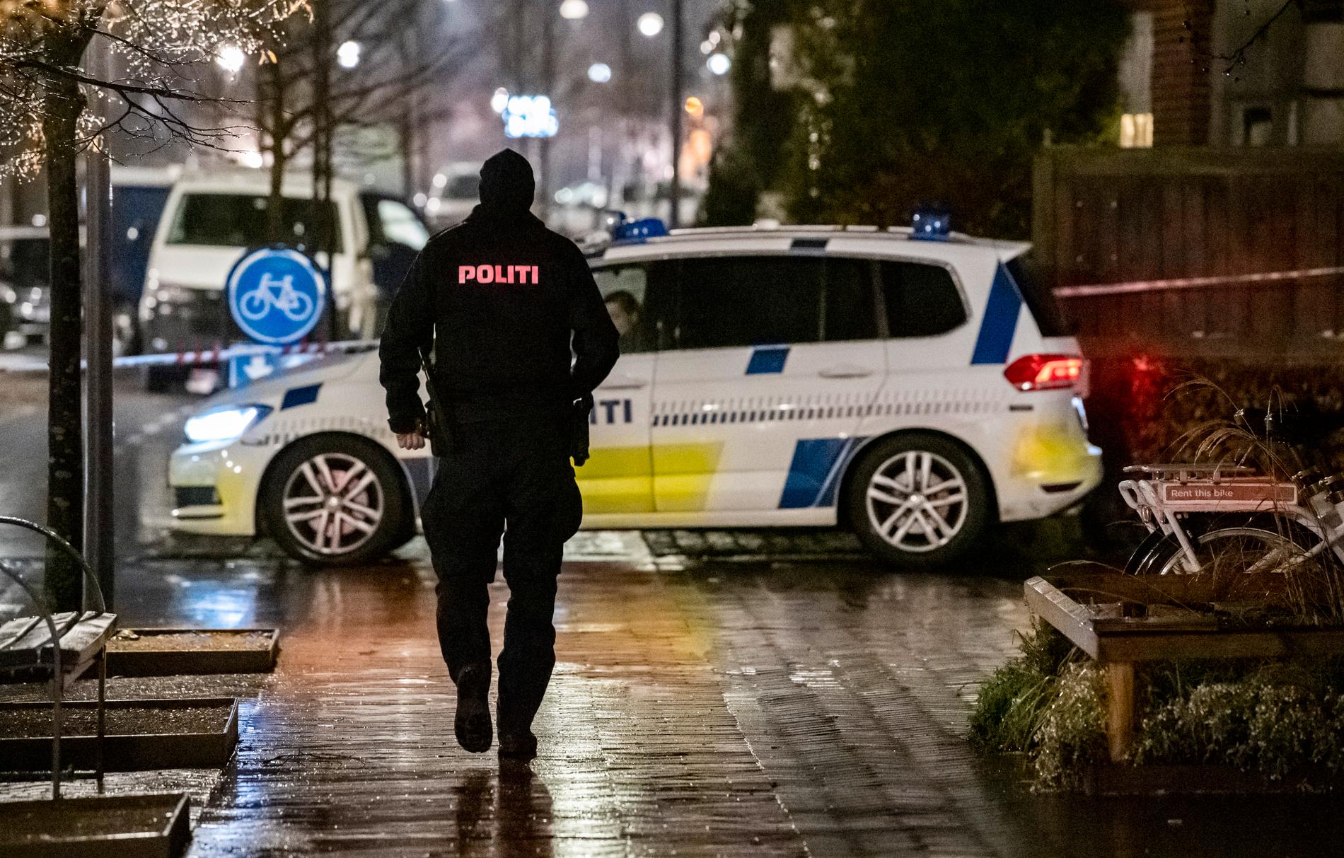 Polis på plats vid frisörsalongen på Islev Torv i Rødovre i västra Köpenhamn efter att tre personer skadats i en skottlossning, varav en avlidit.