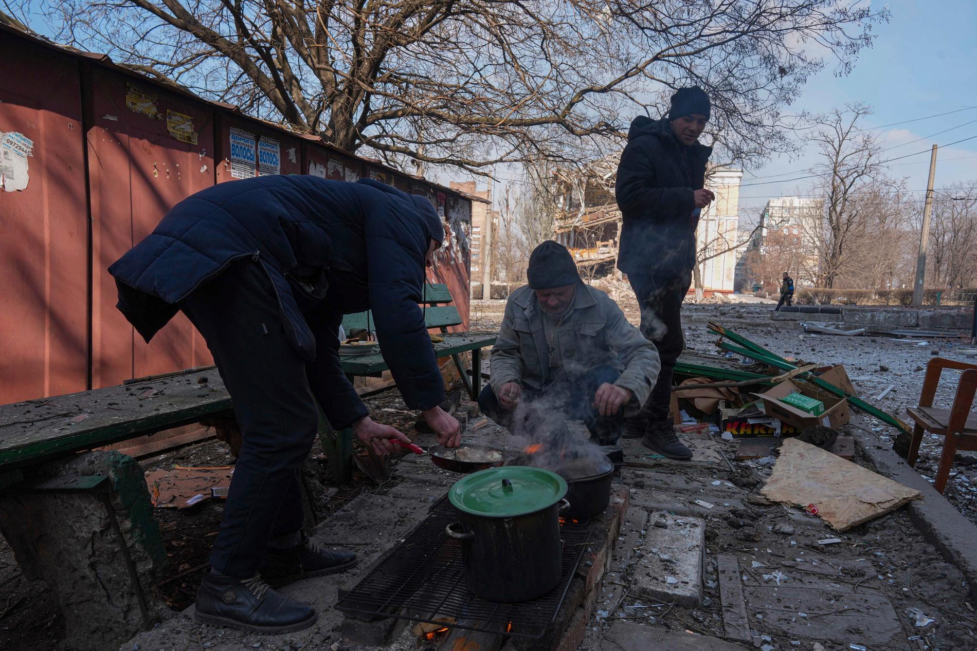 Det råder brist på mat i staden och nödhjälp stoppas av Ryssland.