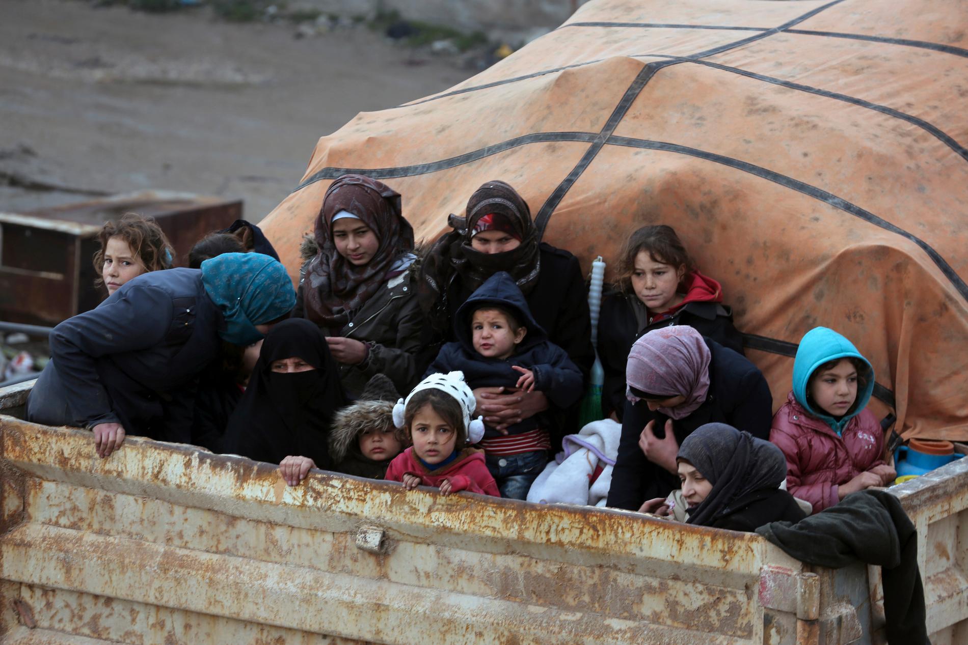Den syriska militärens offensiv i området har lett till den största flyktingvågen under de nio år som konflikten har pågått. Här människor som flyr mot den turkiska gränsen. Bild från 30 januari.