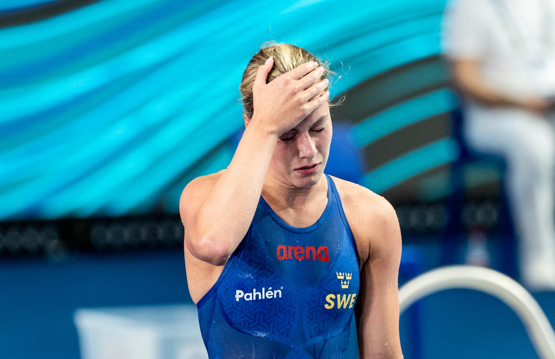 En besviken Sofia Åstedt tar sig för pannan efter VM-debuten.