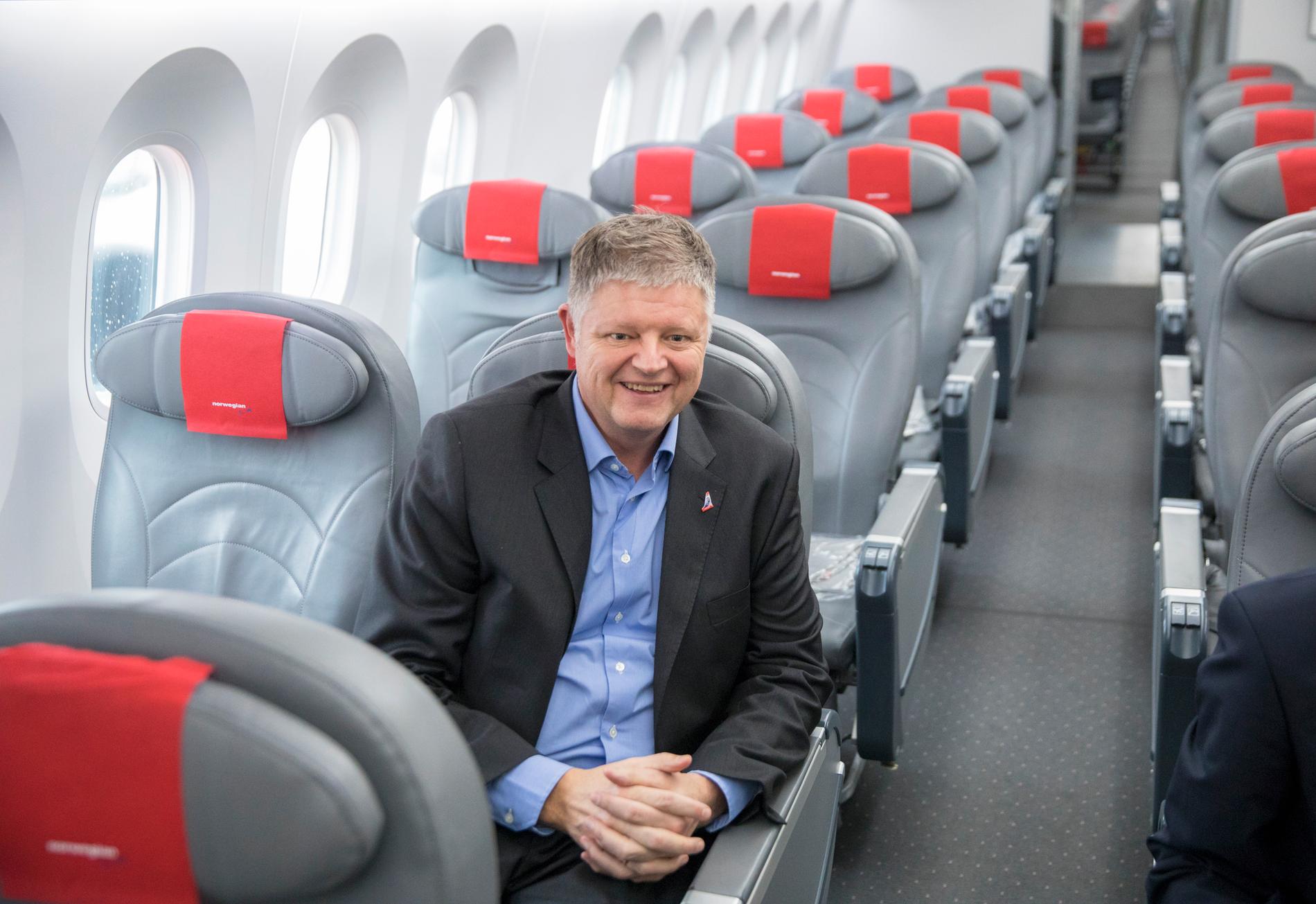 Tuffa tider för Norwegian-chefen Jacob Schram, som här poserar i ett Dreamliner-plan. Bild från i januari.