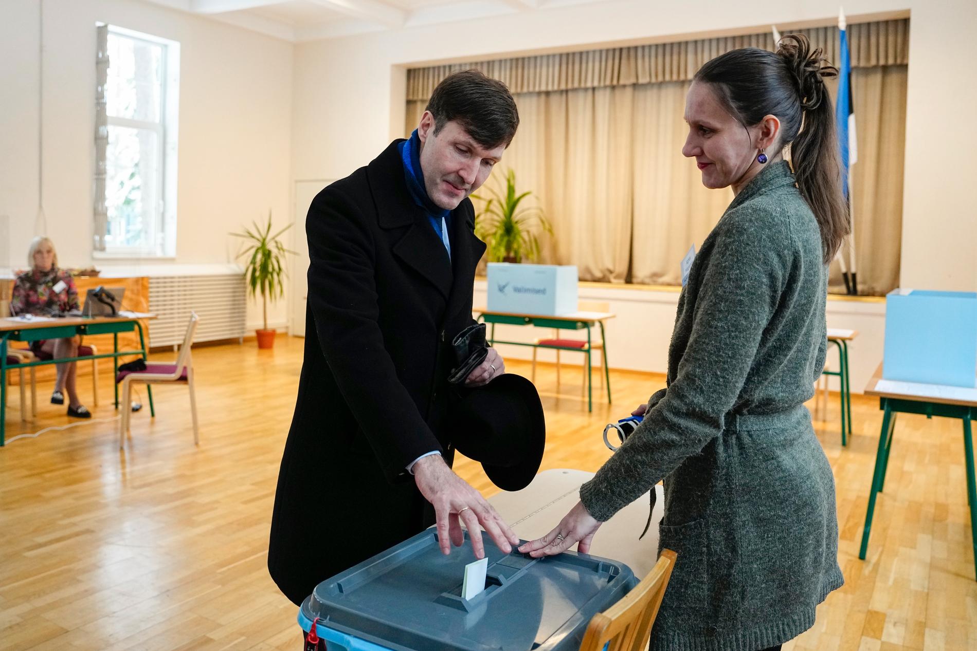 Ekre-ledaren Martin Helme röstade manuellt i en vallokal i Tallinn på söndagen.