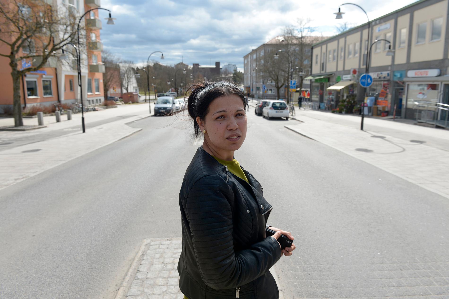 Elena Feraru, 24 arbetar som inhoppare på en städfirma och tigger vissa dagar.