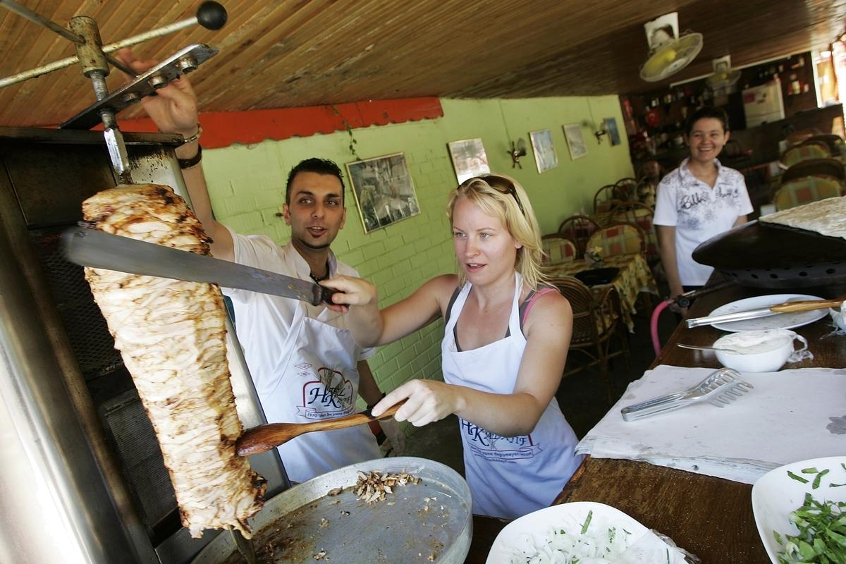Berkant Uzunoglu på restaurang Favori lär RESAs reporter att laga till en riktigt god kycklingkebab. Men den stora hemligheten ligger inte i köttet – utan i såsen.