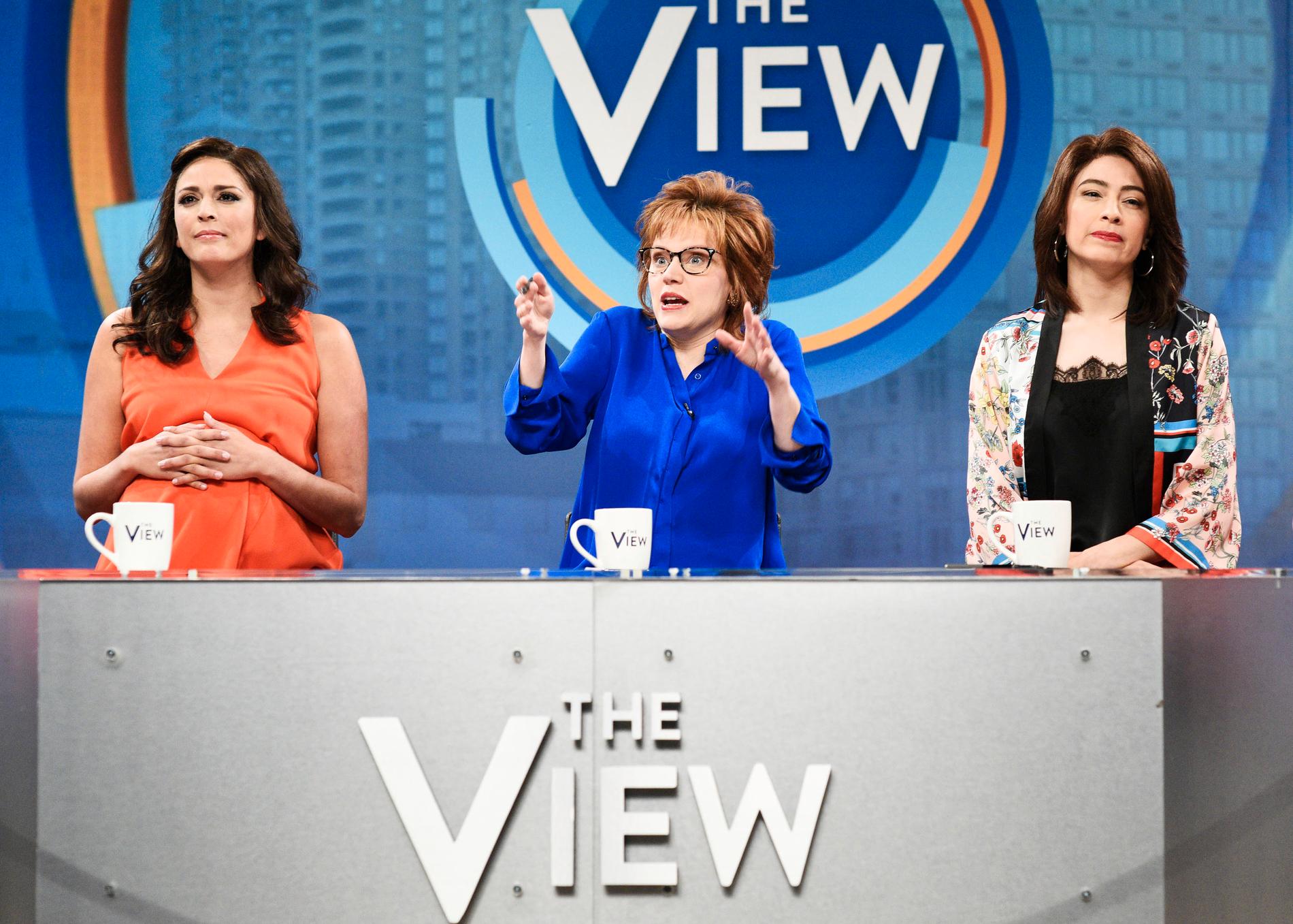 Cecily Strong, Kate McKinnon och Melissa Villasenor i ”Saturday Night Live”.