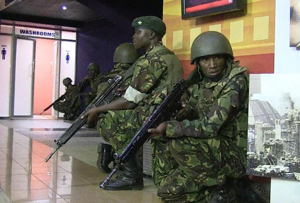 Kenyanska soldater går igenom gallerian i jakt på gisslantagarna