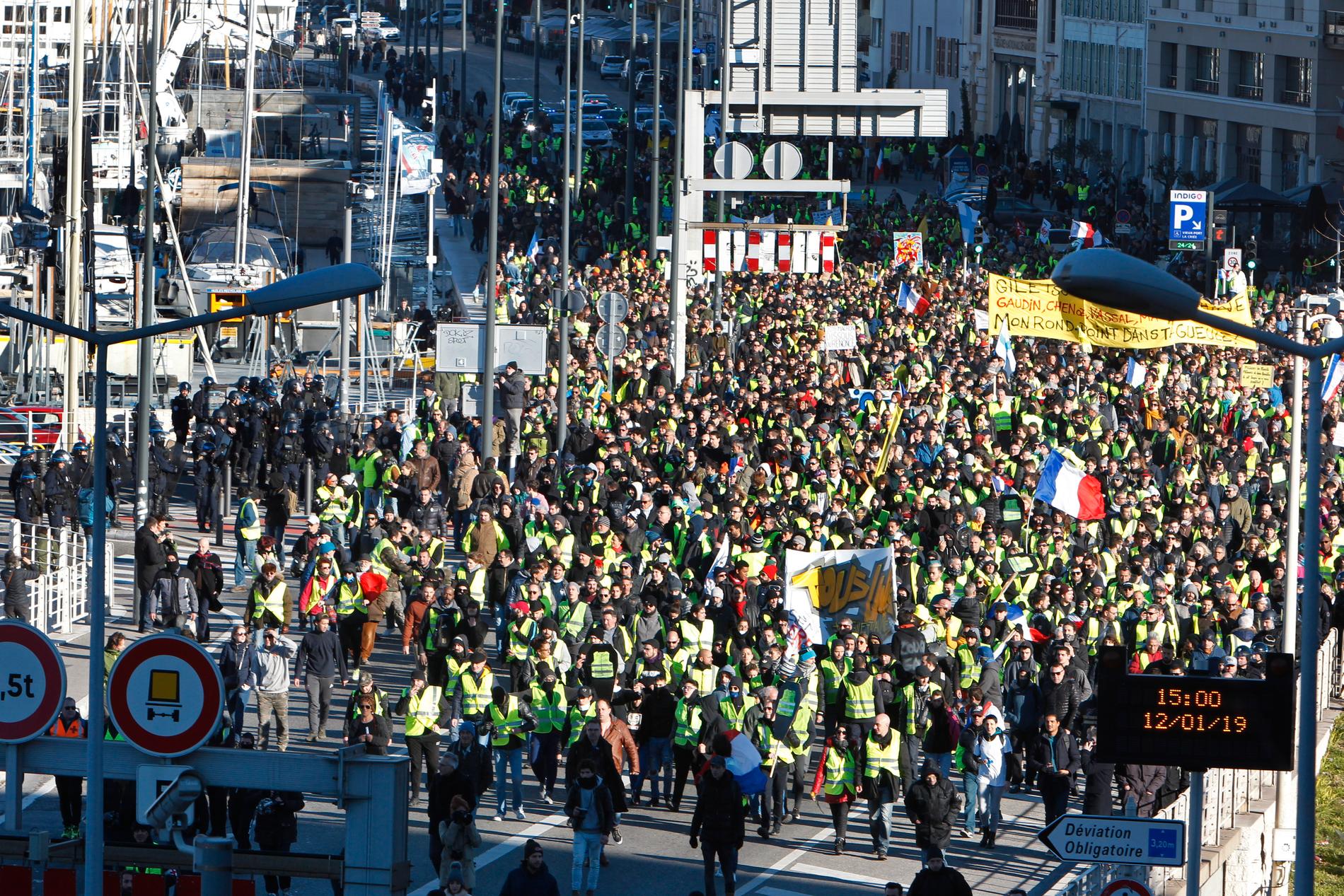 Demonstranter från de gula västarna marscherar genom den gamla hamnen i Marseille i södra Frankrike.