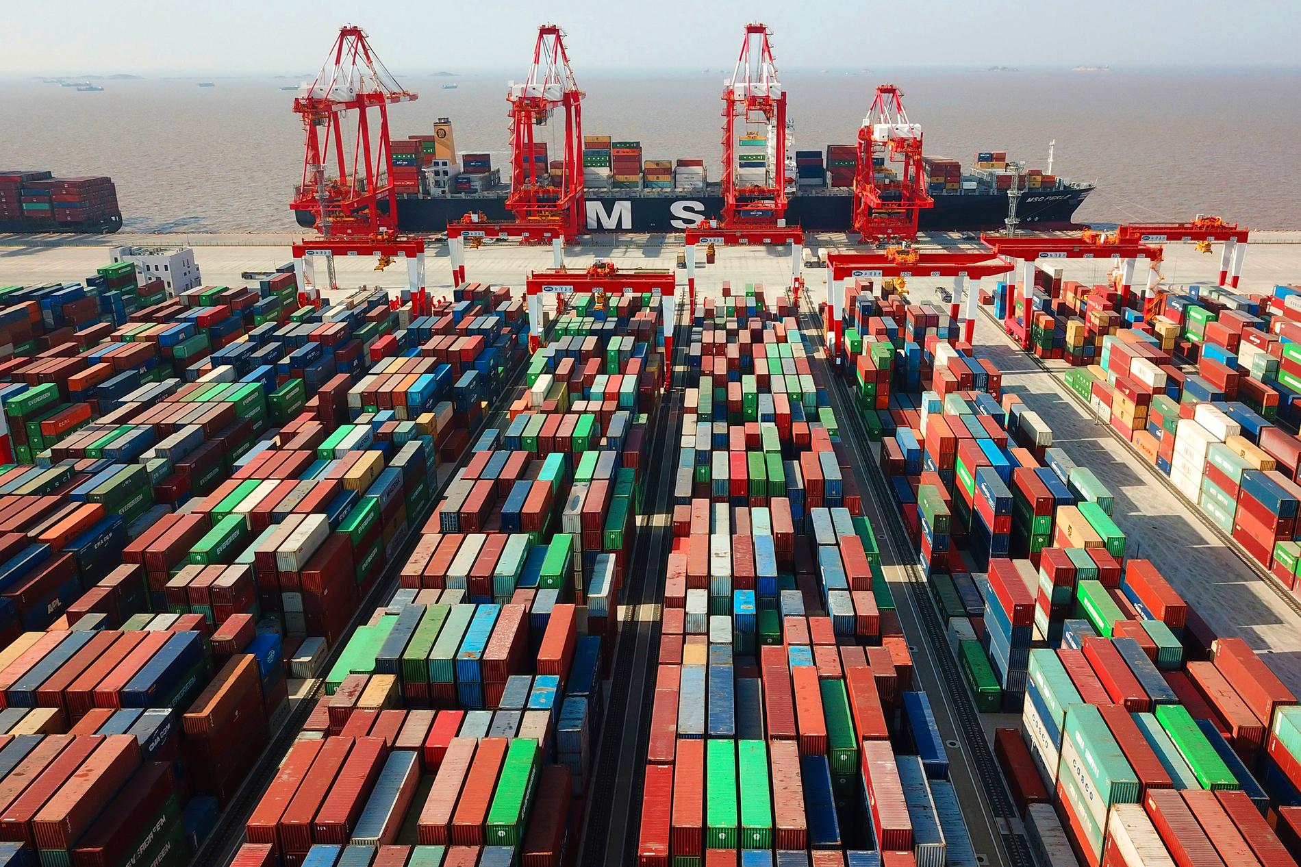 Sju av de tio största containterhamnarna i världen räknat i transporterade ton ligger i Kina. Största av alla är hamnen i Shanghai. Arkivbild.