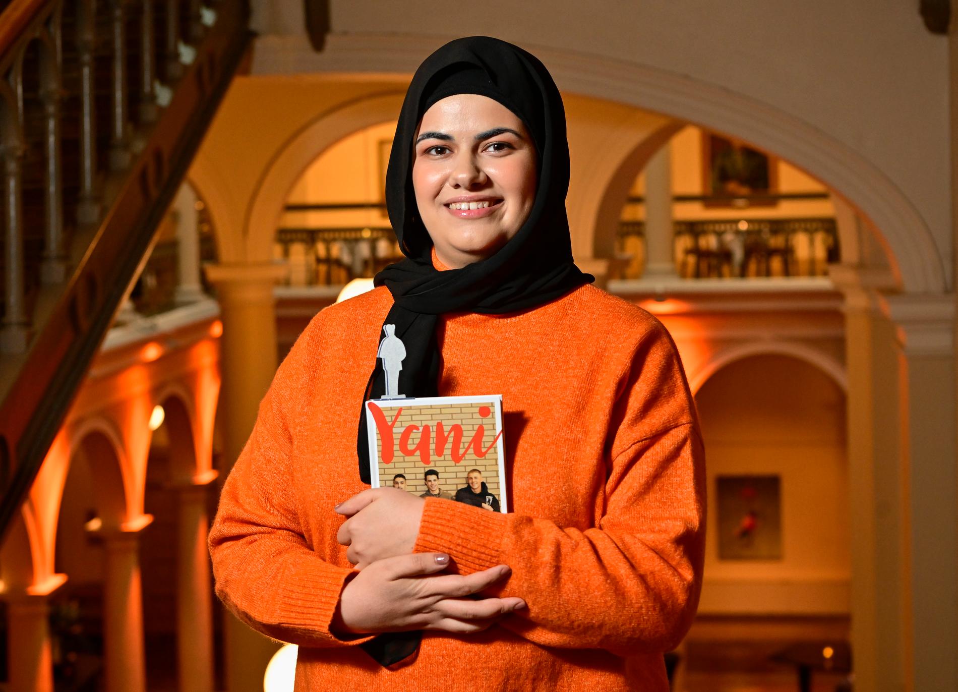 Nora Khalil med boken "Yani", som även var nominerad till årets svenska barn- och ungdomsbok på Augustprisgalan i fjol. Arkivbild.