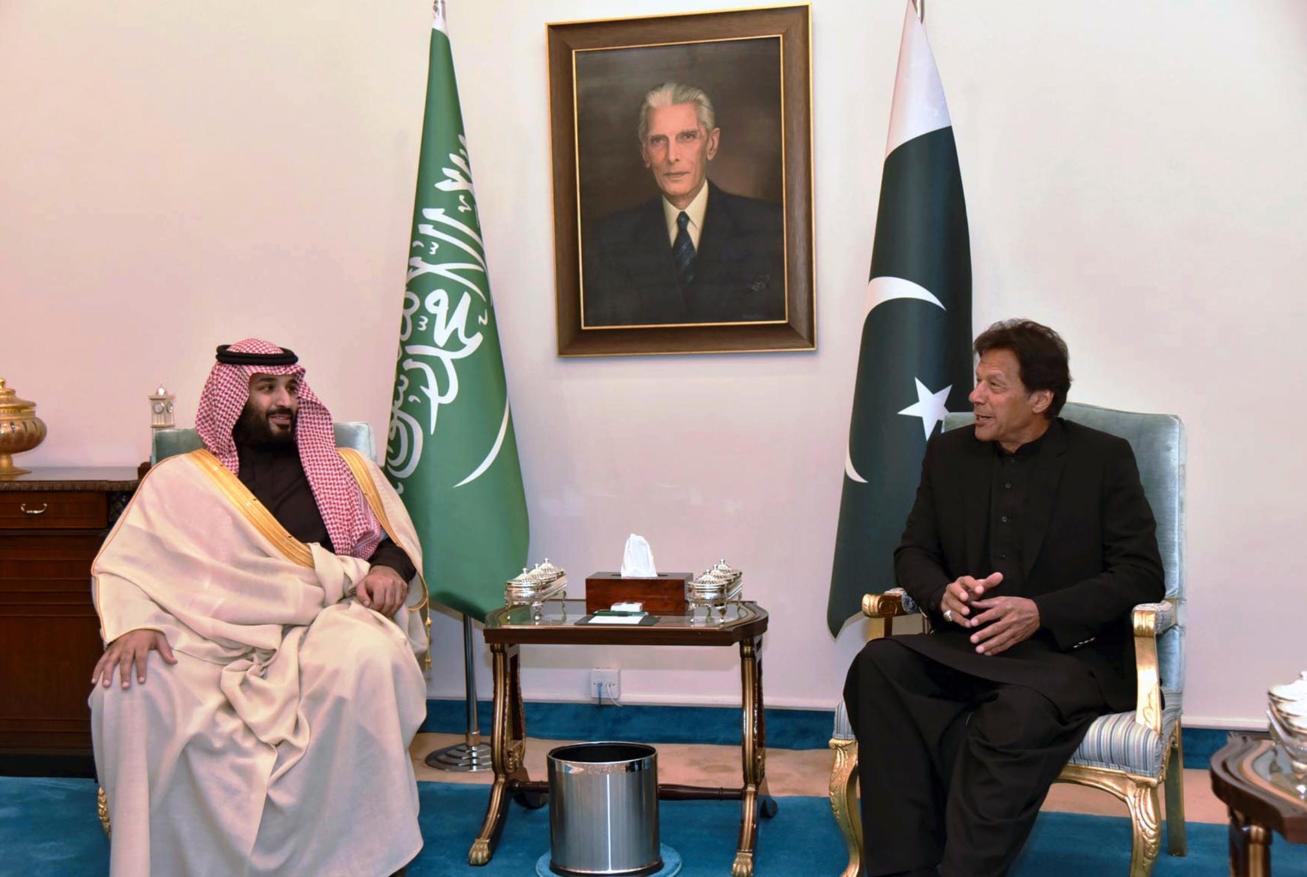 Saudiarabiens kronprins Mohammed bin Salman tillsammans med Pakistans premiärminister Imran Khan i Islambad.
