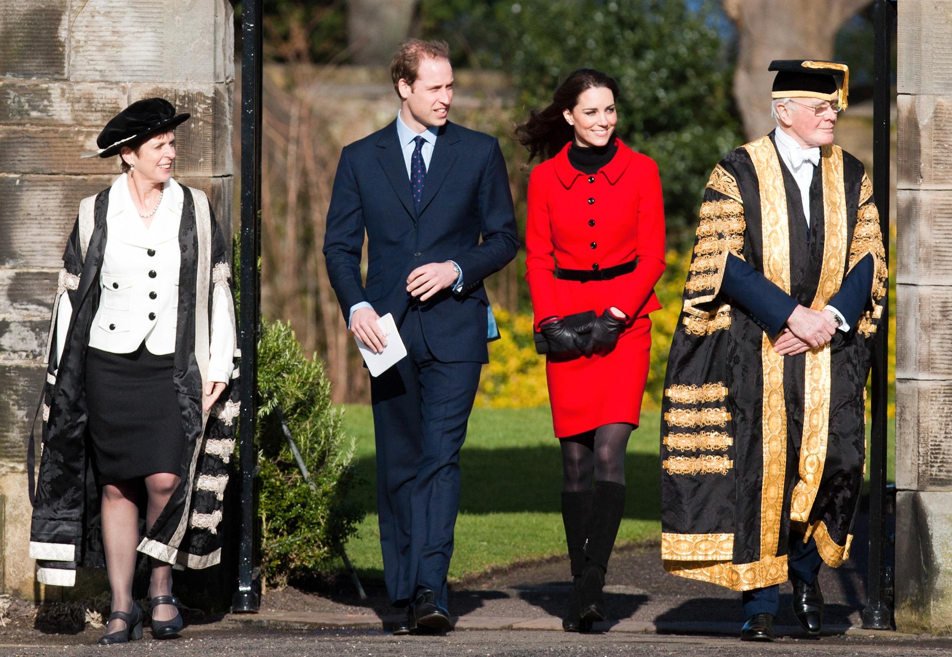 Storbritanniens prins William med sin Kate besöker parets gemensamma lärosäte St Andrews 2011.