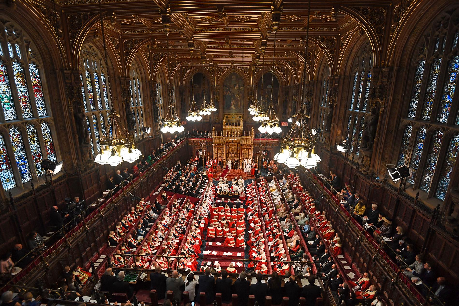 Statsöppningen innebär en mängd högtidliga formaliteter och ceremonier, som här i parlamentets pampiga överhus, House of Lords.