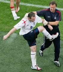 Wayne Rooney är rasande efter att ha blivit utvisad.