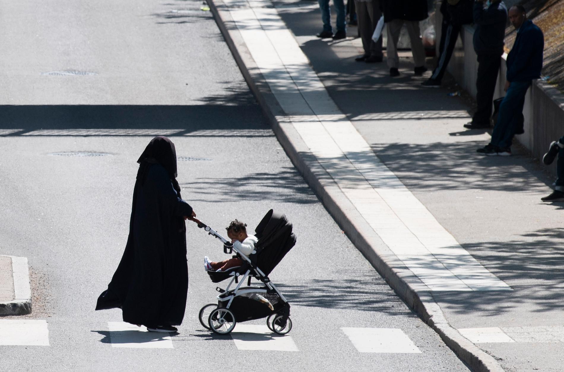 En muslimsk mamma i Stockholmsförorten Rinkeby, som har en stor andel invandrade invånare. Många från Somalia. 