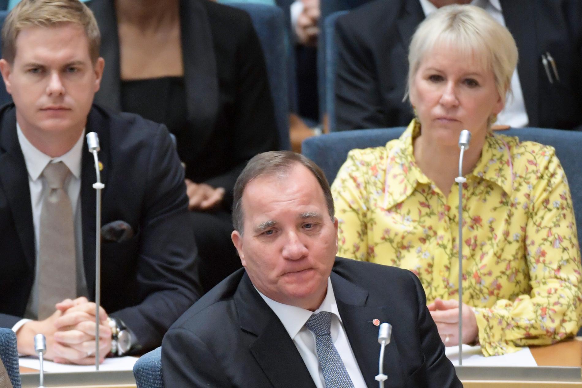 Den 25 september röstas Stefan Löfven bort som statsminister av riksdagen. Regeringskollegorna Gustav Fridolin (MP) och Margot Wallström (S) deppar under omröstningen. Arkivbild