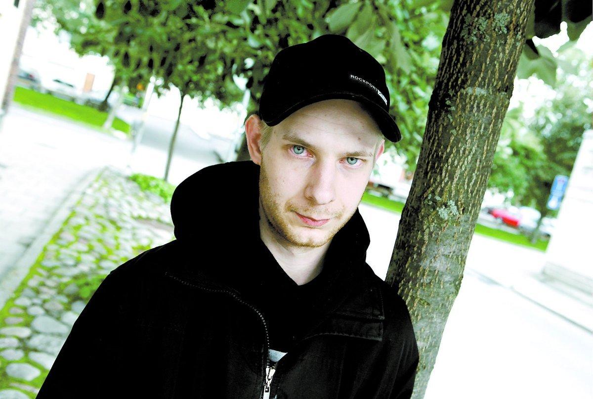 ”gjorde jäkligt ont” Tommy Nordström, 24, var på väg hem tidigt i fredags morse när han stötte på Mikael Persbrandt. Han har nu polisanmält skådespelaren för misshandel.