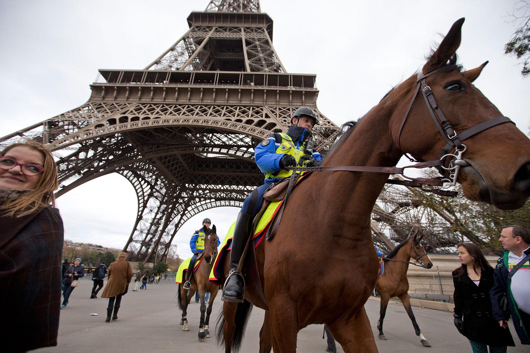 Fransk polis vid Eiffeltornet, några dagar efter terrorattacken i Paris i november.