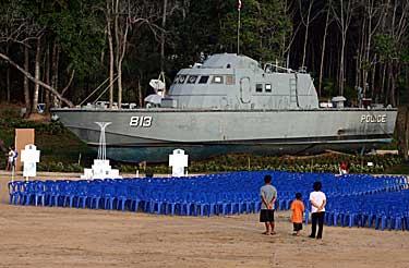 Under gårdagen förbereddes annandagens minnesceremonier på flera stränder runt om i Khao Lak. Tsunamin svepte med den thailändska polisbåten nära 2 km upp på land.