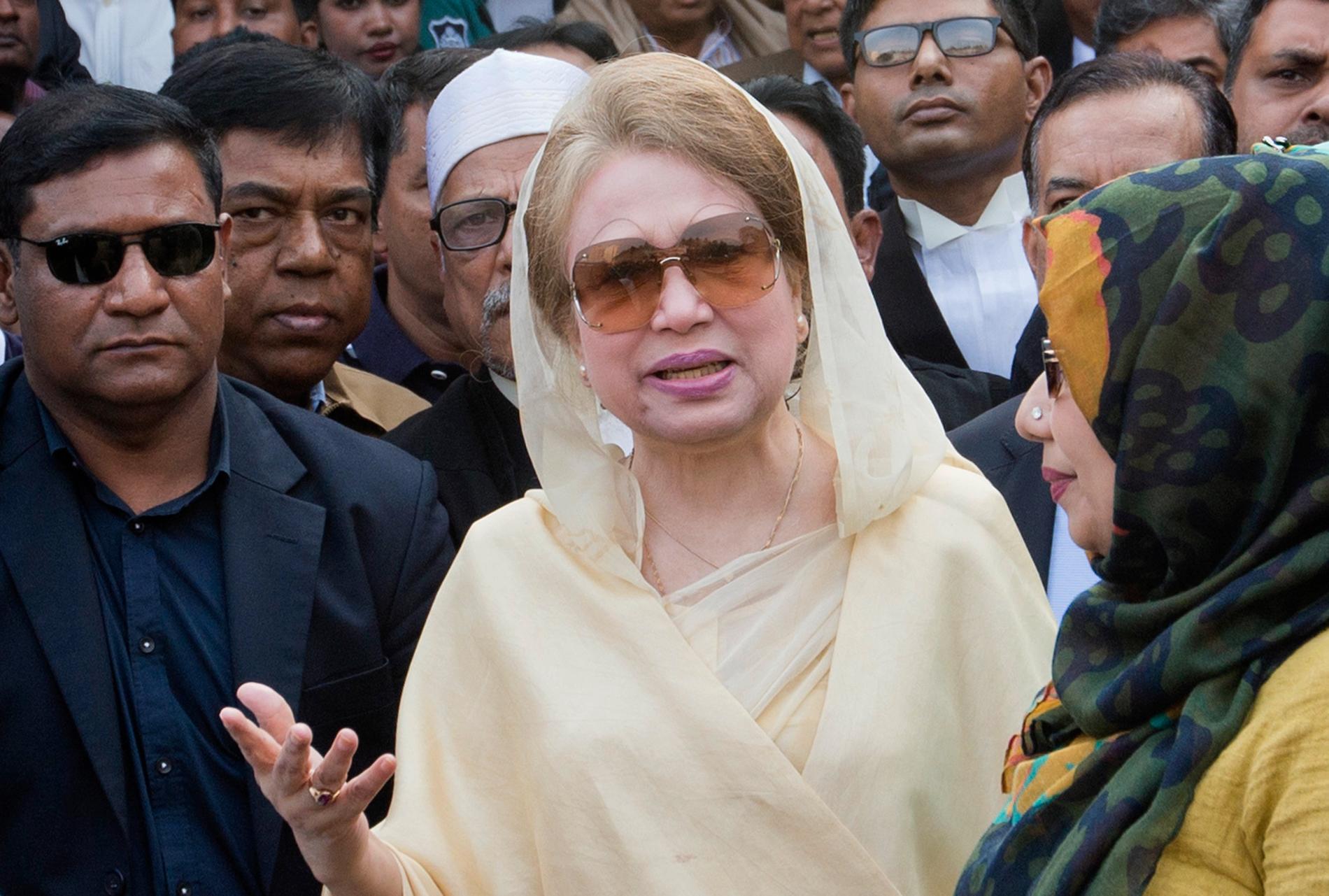 Bangladeshs tidigare premiärminister Khaleda Zia efter ett domstolsframträdande i Dhaka i december i fjol.