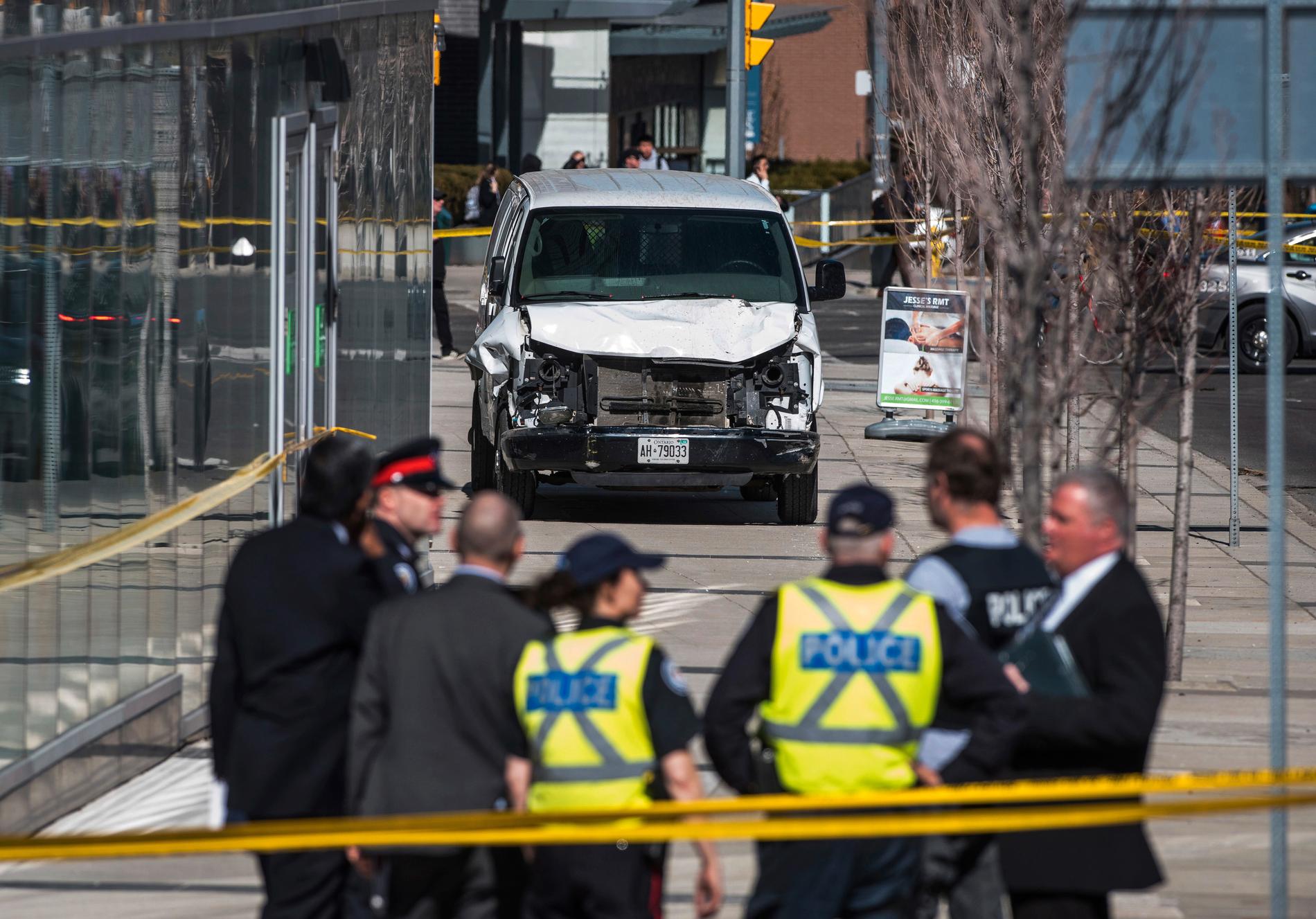 Polis har spärrat av området runt den skåpbil som använts för att döda minst tio personer i Toronto, Kanada.