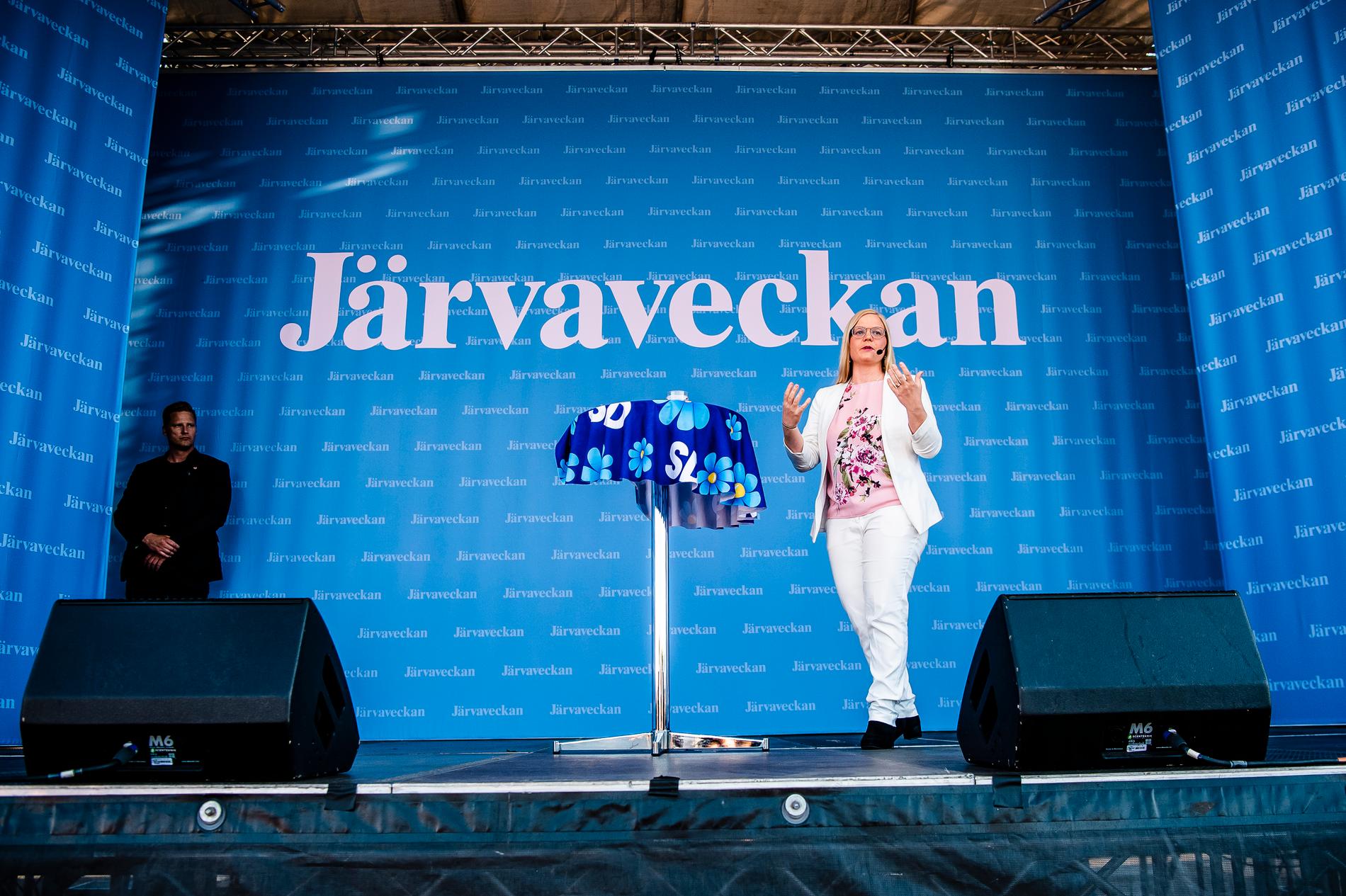 Julia Kronlid ersatte Jimmie Åkesson, som ställde in sitt tal på Järvaveckan med kort varsel. 