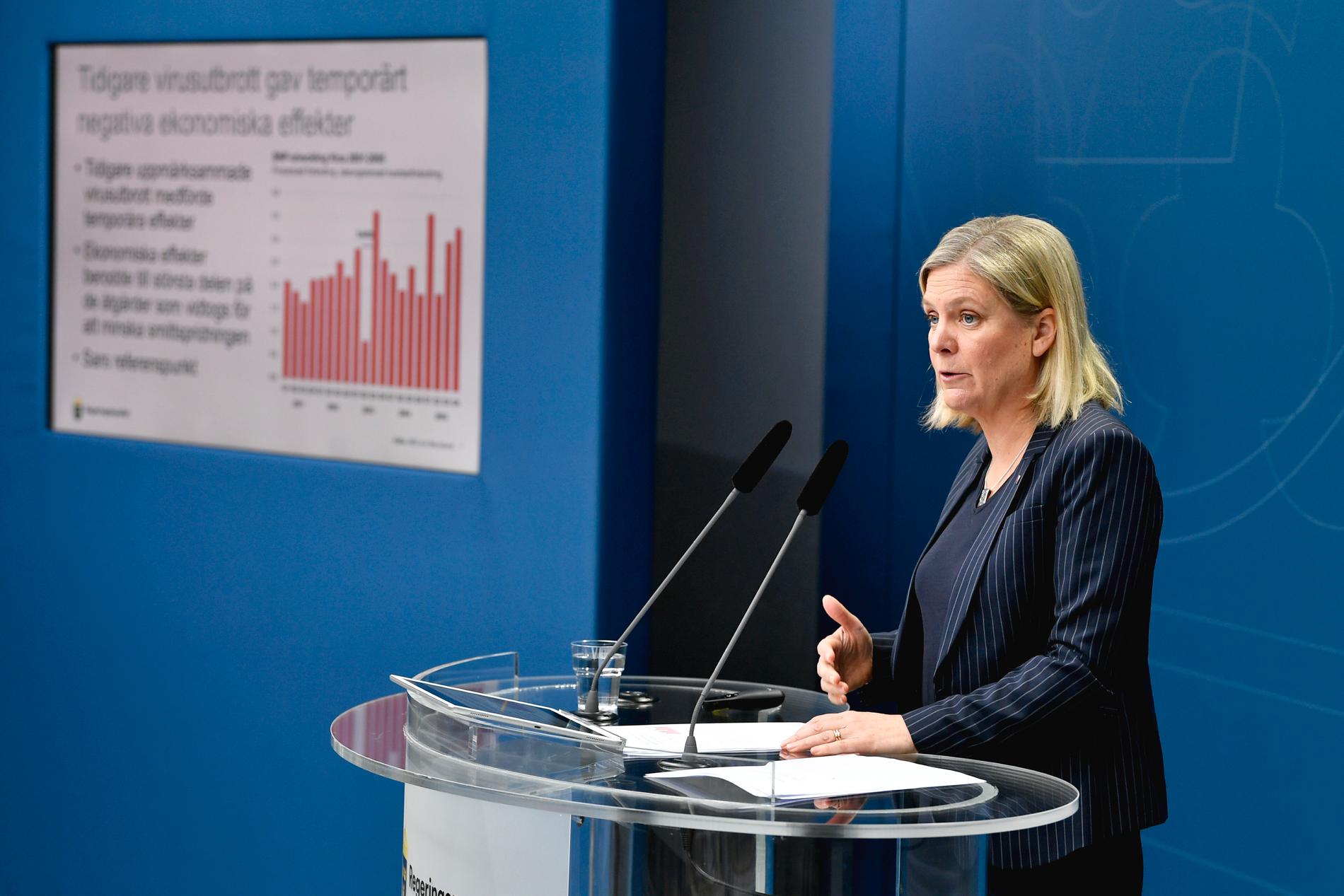Finansminister Magdalena Andersson (S) talar om hur Sveriges ekonomi påverkas av coronaviruset, under en pressträff i Rosenbad.