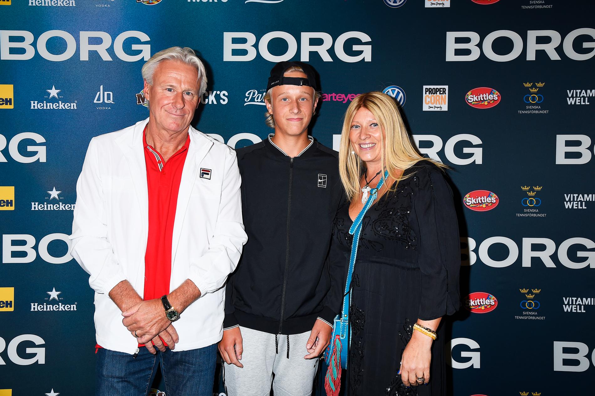 Björn Borg med fru Patricia och sonen Leo på filmpremiär av filmen ”Borg”