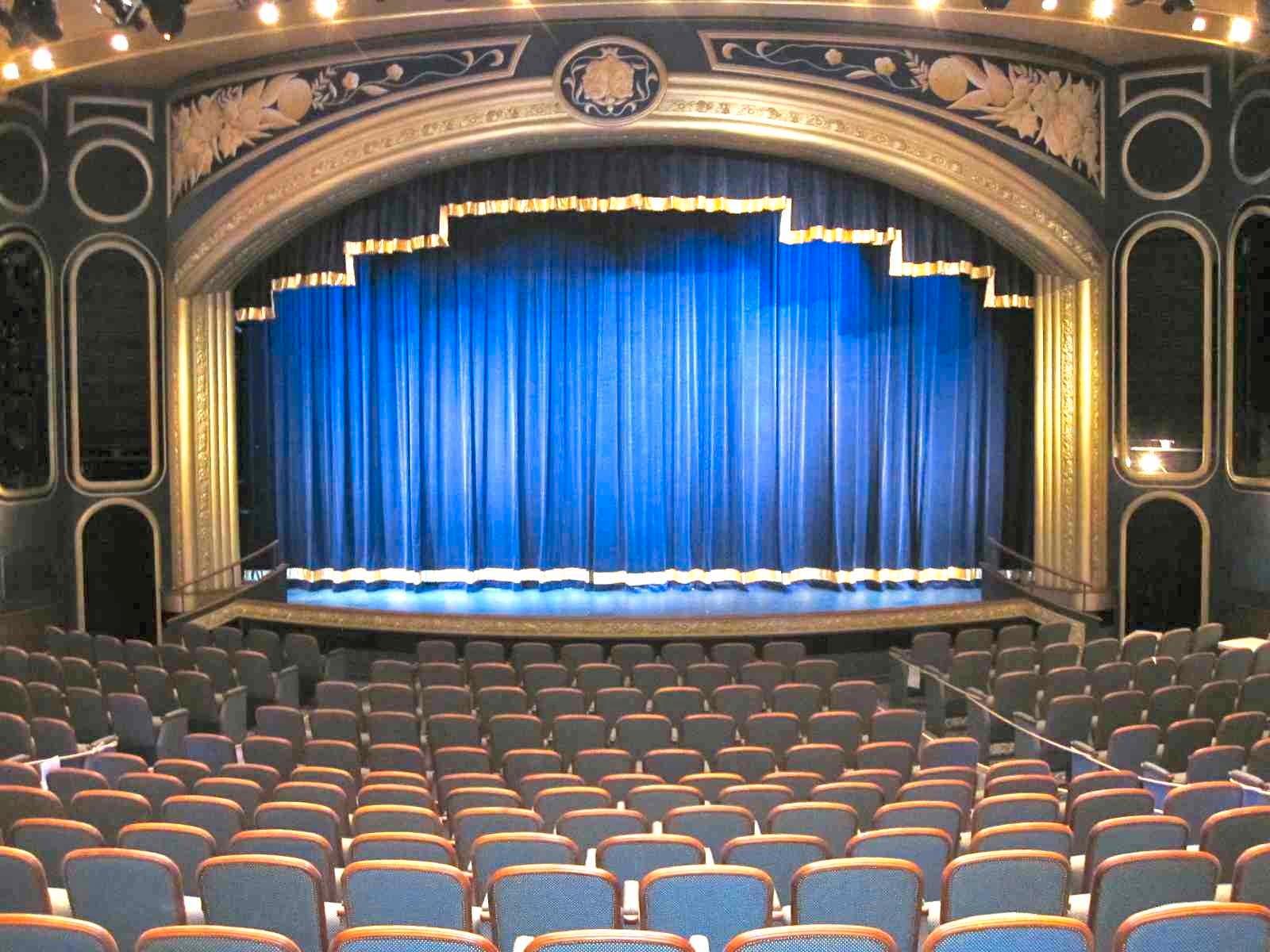 I Royal Court Theatre kommer fartygets eget teatersällskap och orkester att ha dagliga föreställningar.