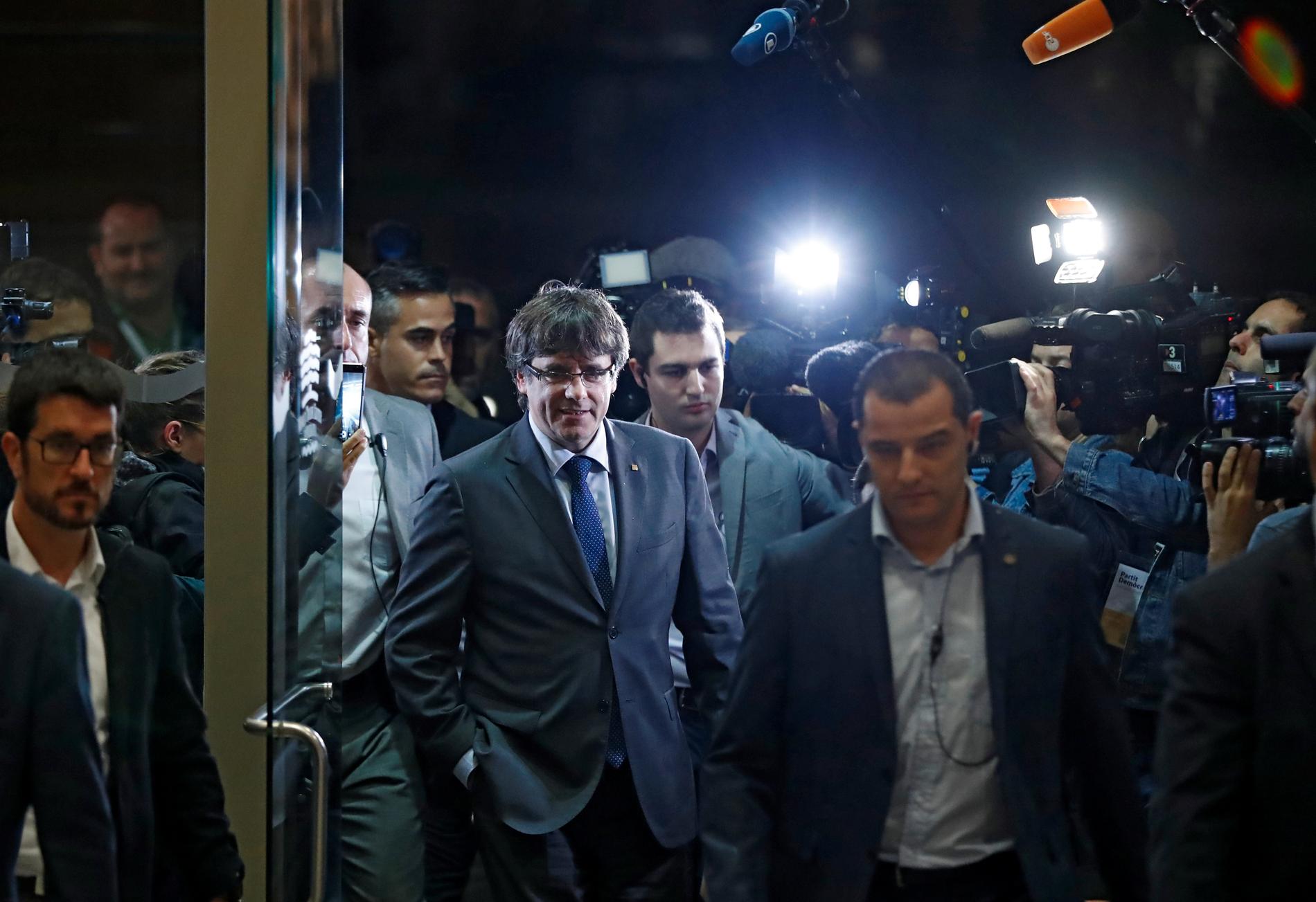 Carles Puigdemont anländer till extrainkallat möte under onsdagskvällen. 