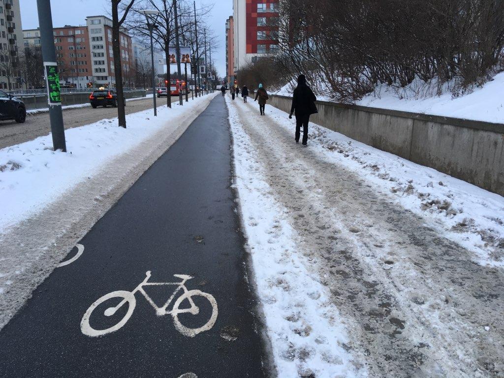 Cykelbanan är fri från snö – men inte gångvägen.