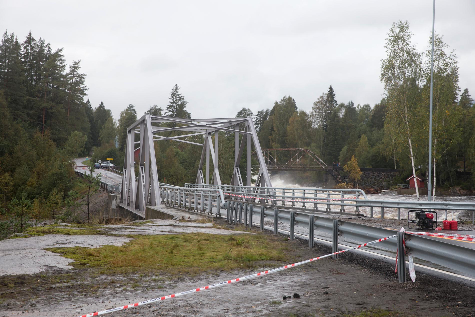 Vägen mellan Sauland och Notodden i Norge fick stängas efter översvämningar.