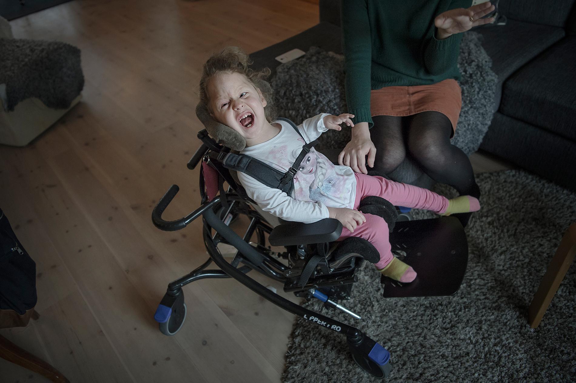 Elvira, 2,5, är svårt hjärnskadad och funktionshindrad och dessutom blind. Hon kan inte göra någonting själv. Ändå nekas hon personlig assistans av Försäkringskassan.