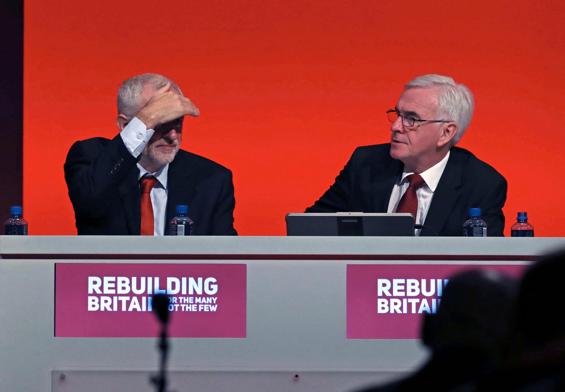Det brittiska oppositionspartiet Labours partiledare Jeremy Corbyn tillsammans med partiets ekonomisk-politiske talesperson John McDonnell vid partistämman i Liverpool.