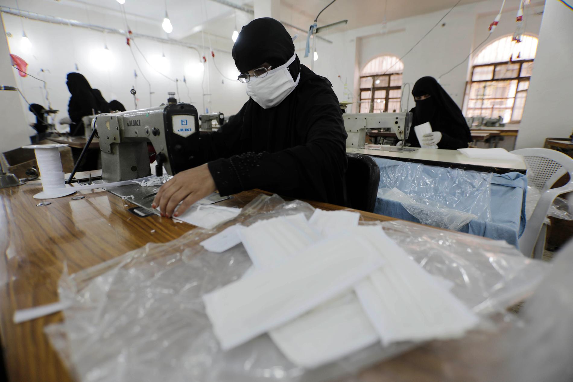 Kvinnor arbetar med att sy munskydd på en textilfabrik i Jemens huvudstad Sanaa. Bilden är från den 17 mars.