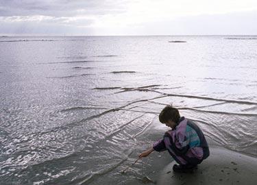 Skönt i vattnet Elvaåriga Desirée leker på stranden i Lomma.
