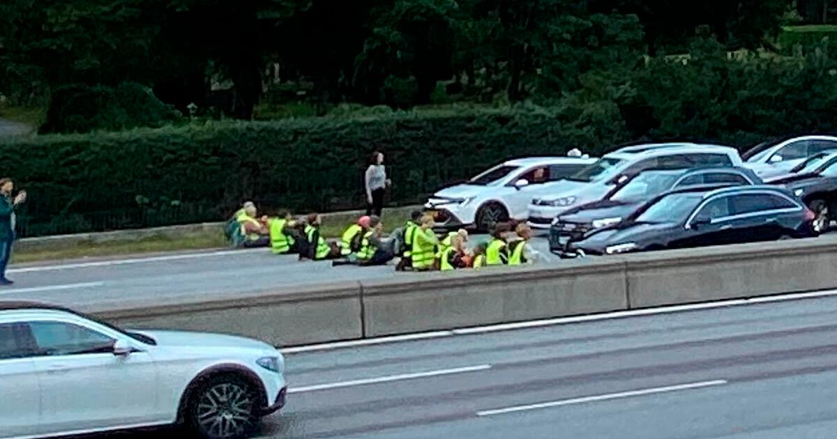 Aktivisterna, i gula västar,  satte sig på vägen och stoppade trafiken. 