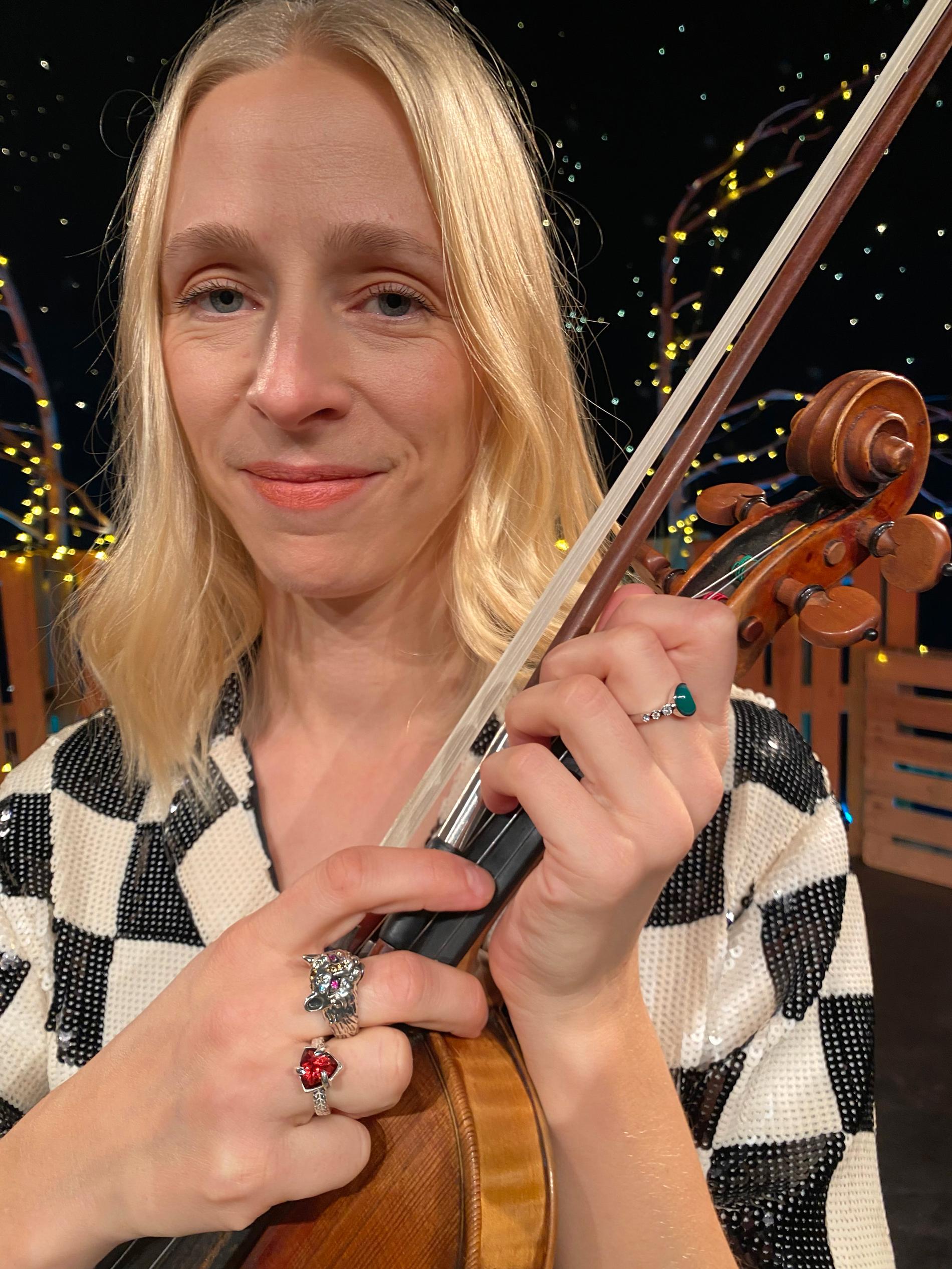 Lena Jonsson spelar fiol i Folk All-in Band.