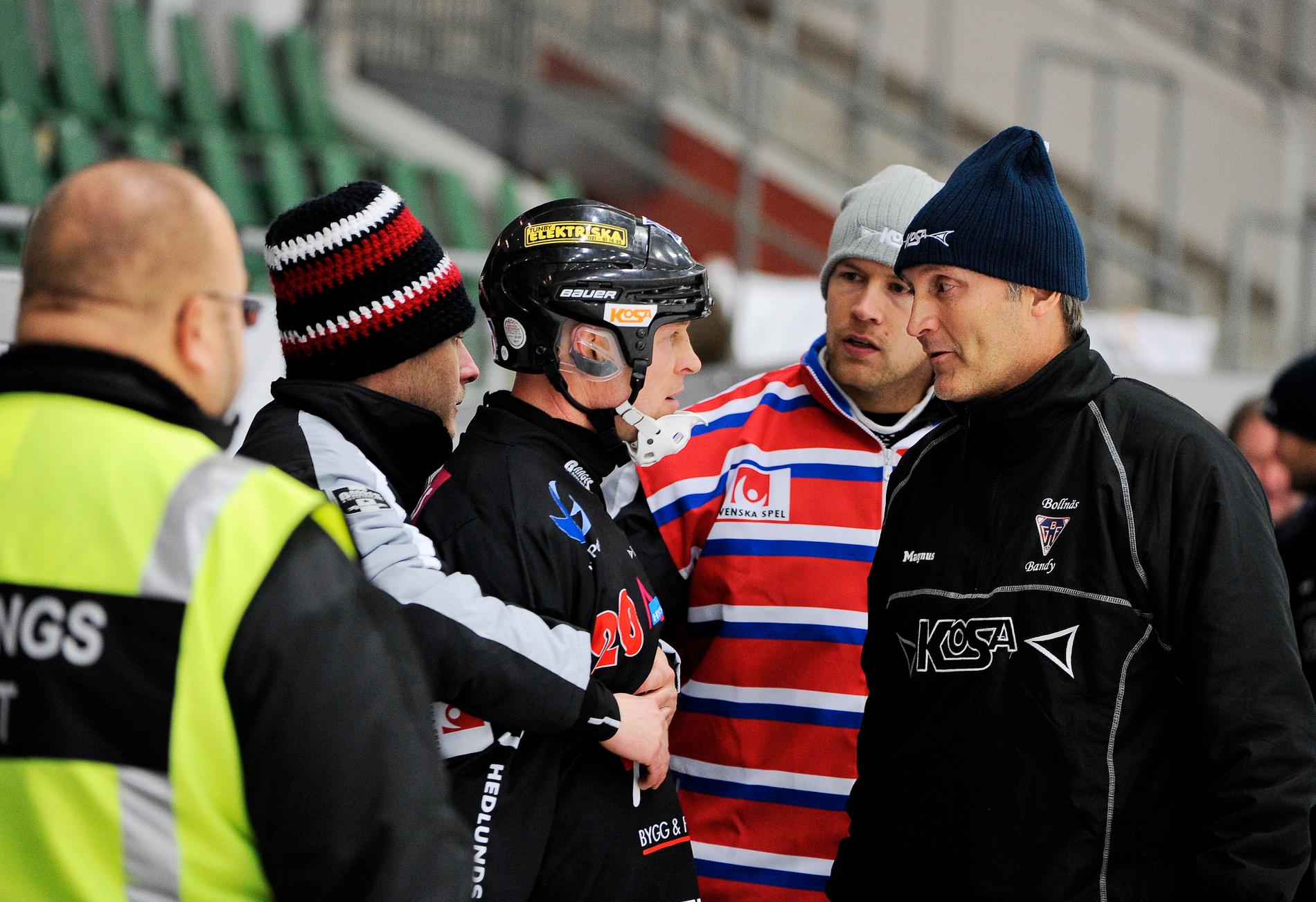 Fosshaug uppträder hotfullt i en match mot Bollnäs 2010. Lars-Magnus Keller är inte imponerad.