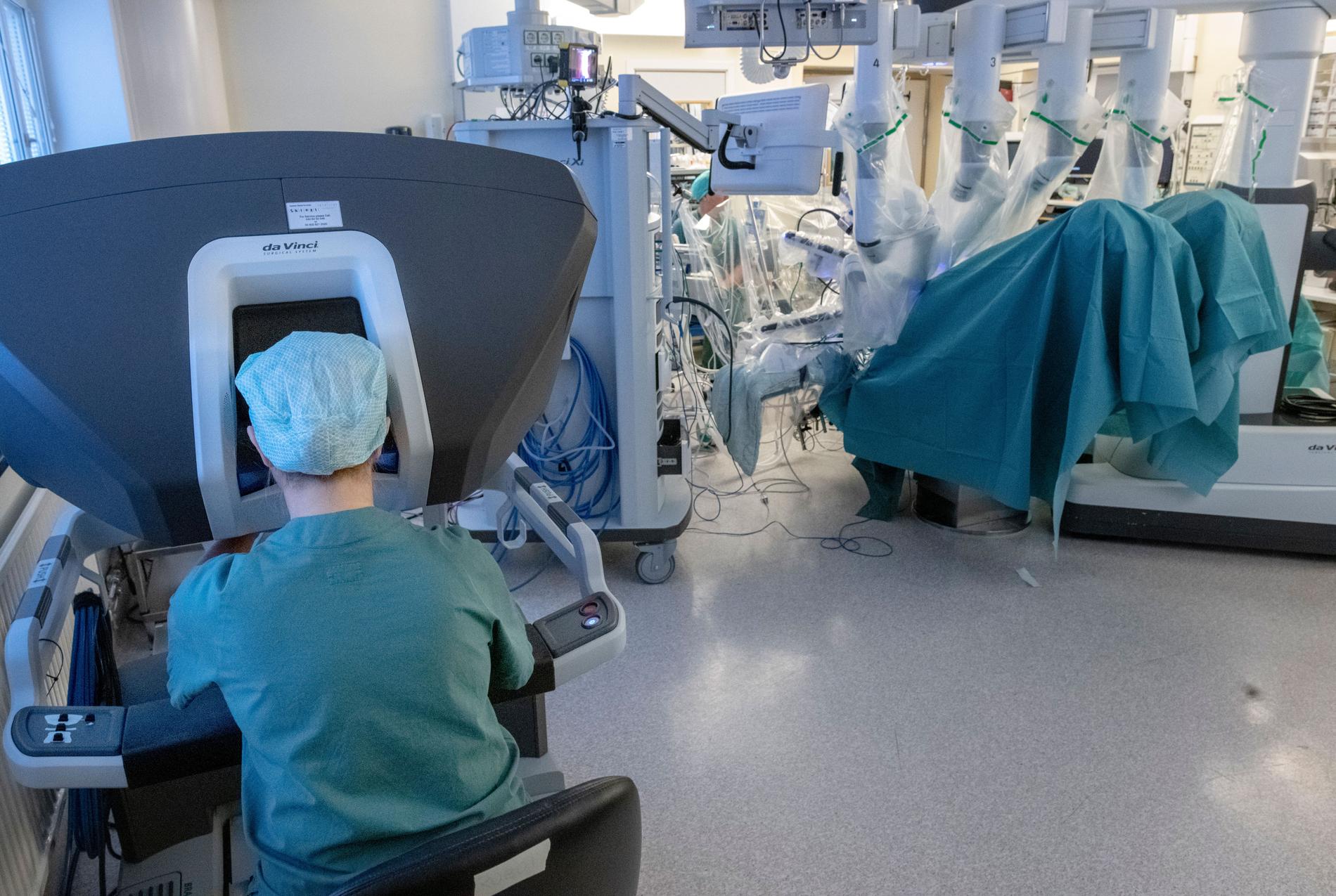 Med den nya tekniken görs fem centimeterstora titthål hos donatorn. Kirurgerna övervakar och genomför större delen av operationen vid varsin bildskärm.