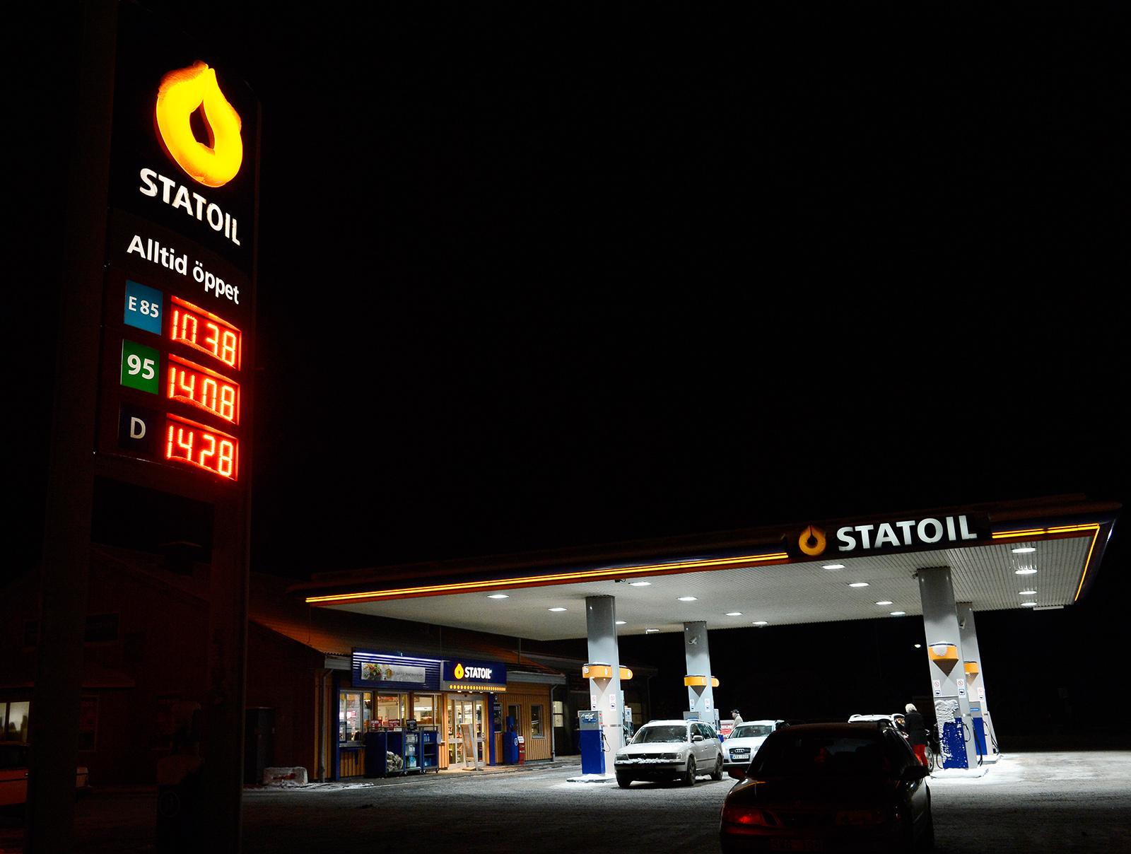 Bensinpriset närmar sig 15 kronor igen. Bilden tagen i december 2012, då bensinpriset låg närmare 14 kronor litern.