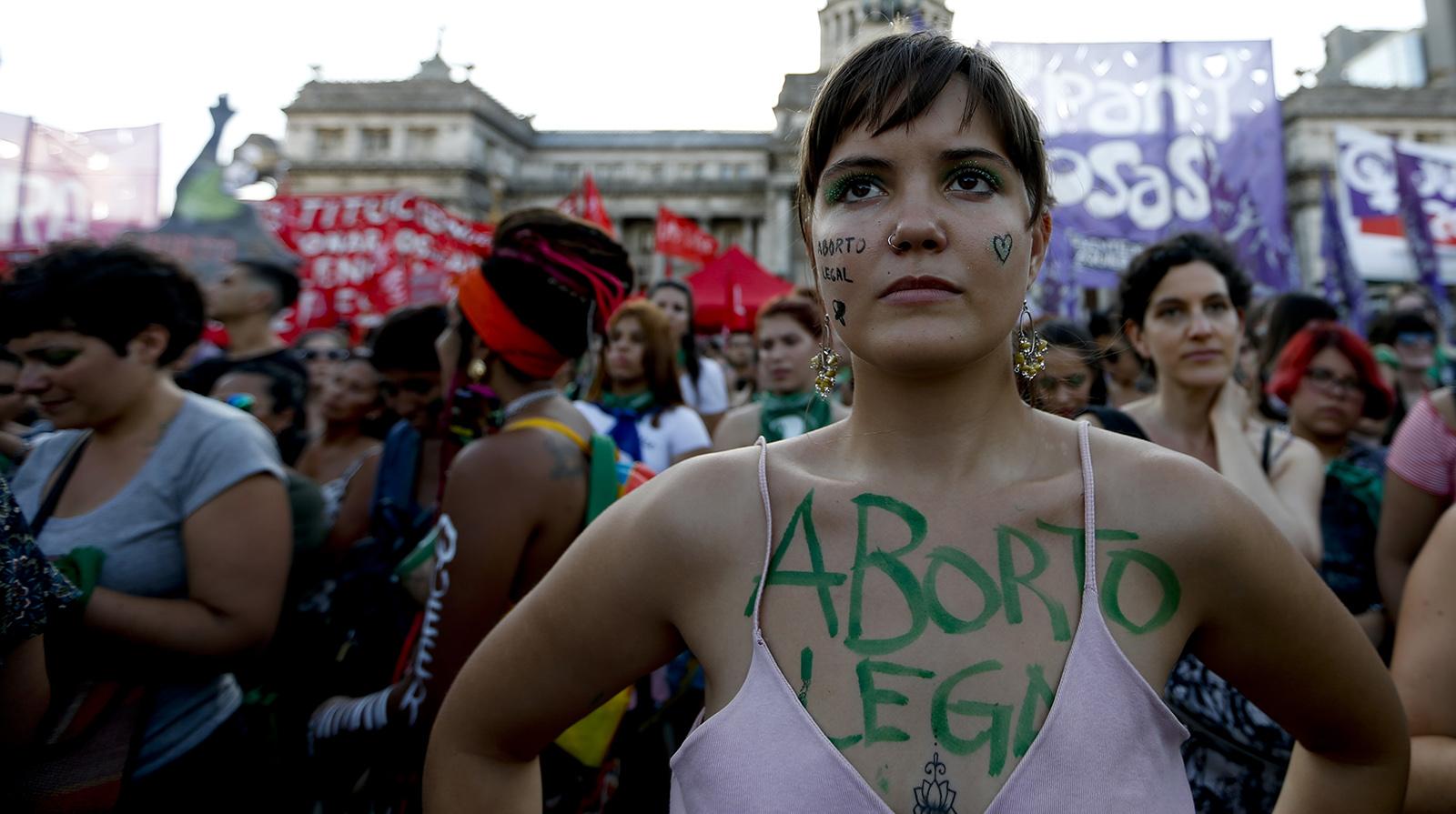 Kvinna med texten ”Laglig abort” vid en demonstration för fri abort. 