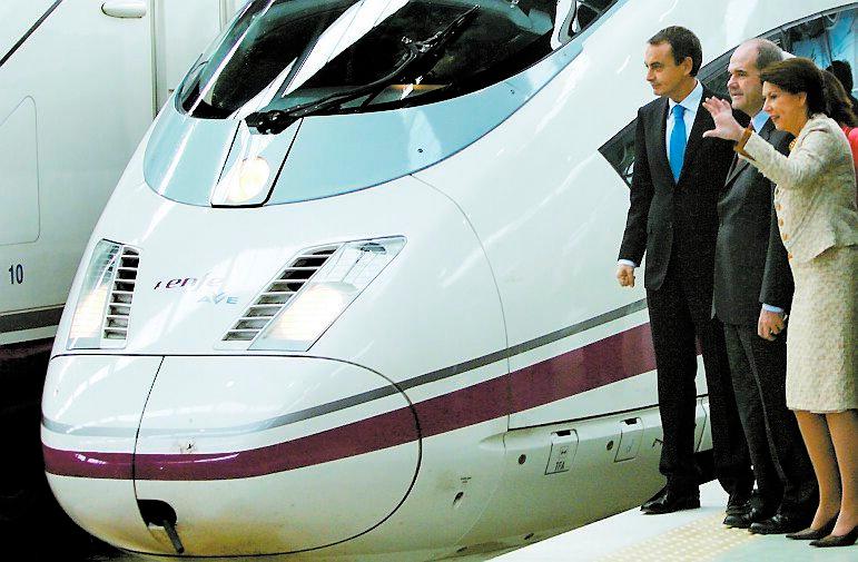 Spaniens premiärminister José Luís Rodríguez Zapatero, till vänster, var med på premiärturen. De nya supertåglinjerna för höghastighetståget AVE innebär att Spanien blivit en av Europas modernaste tågnationer.