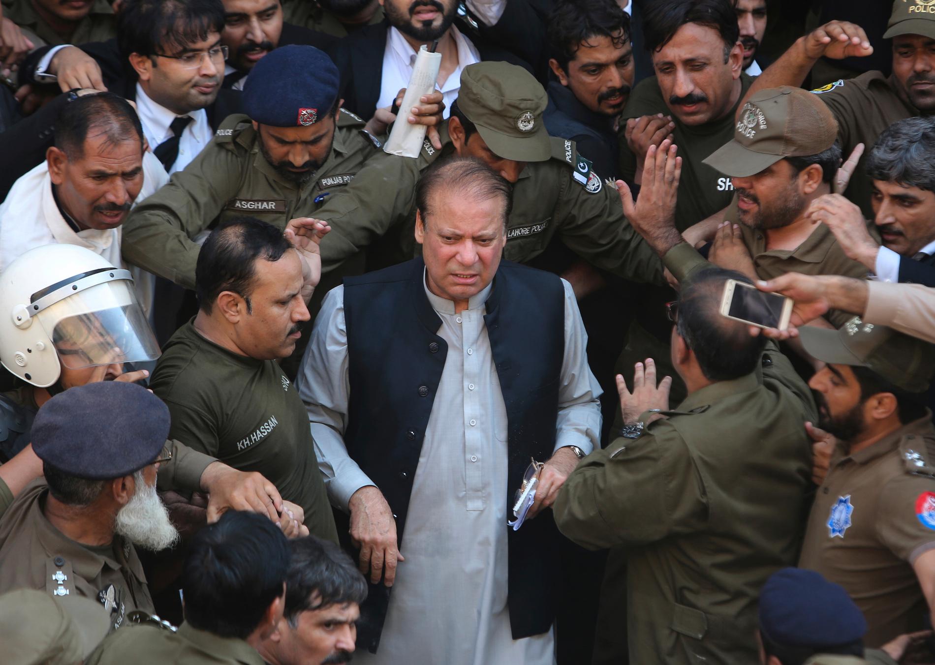 Pakistans tidigare premiärminister Nawaz Sharif anländer till en domstol i Lahore den 11 oktober i år i samband med ett förhör i om misstänkt penningtvätt.