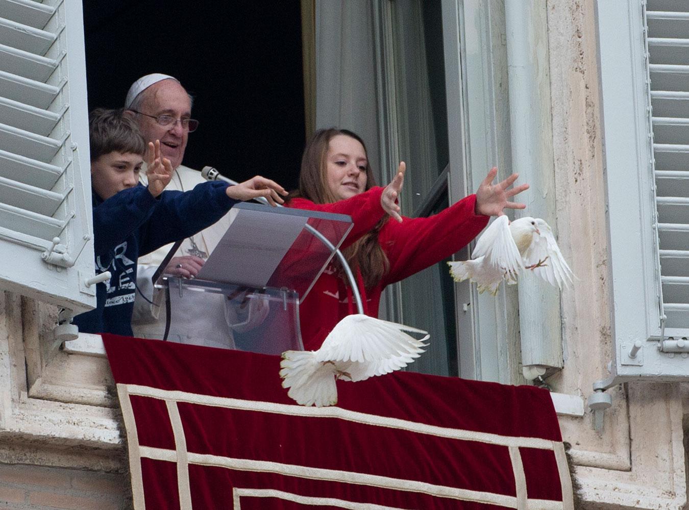 Påven och två barn släppte ut duvorna som ett budskap för fred.