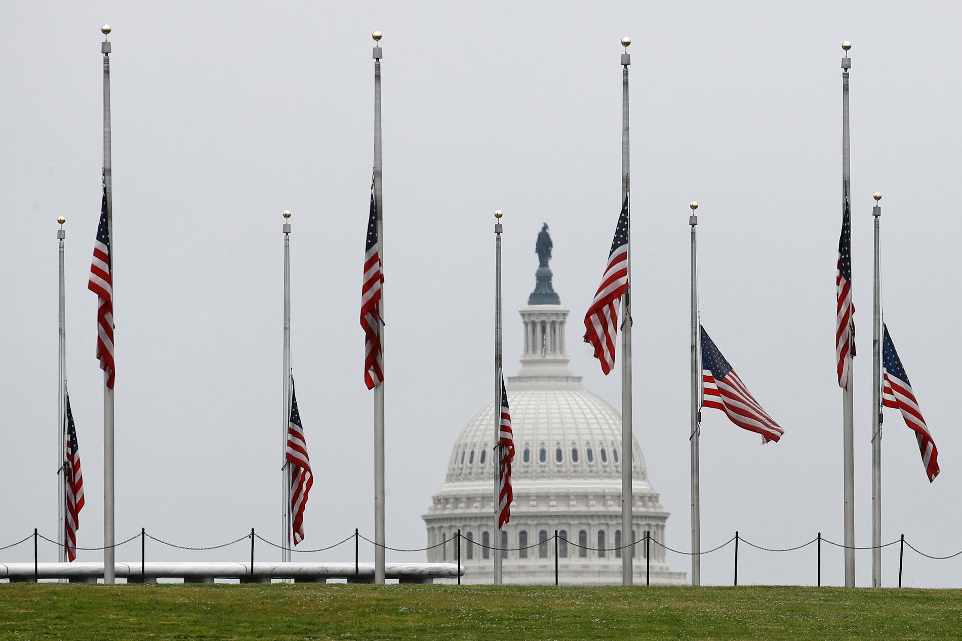 Amerikanska flaggor på halv stång under helgen, president Donald Trump utropade tre dagars sorgedag under förra helgen för att hedra offren för covid-19.