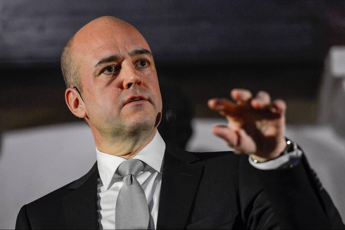 Fredrik Reinfeldt– Sångare? Han sjunger och dansar. En gång sjöng han karaoke. Det finns på Youtube.Han är Sveriges stats­minister.– Ja, då sjunger han för massorna.