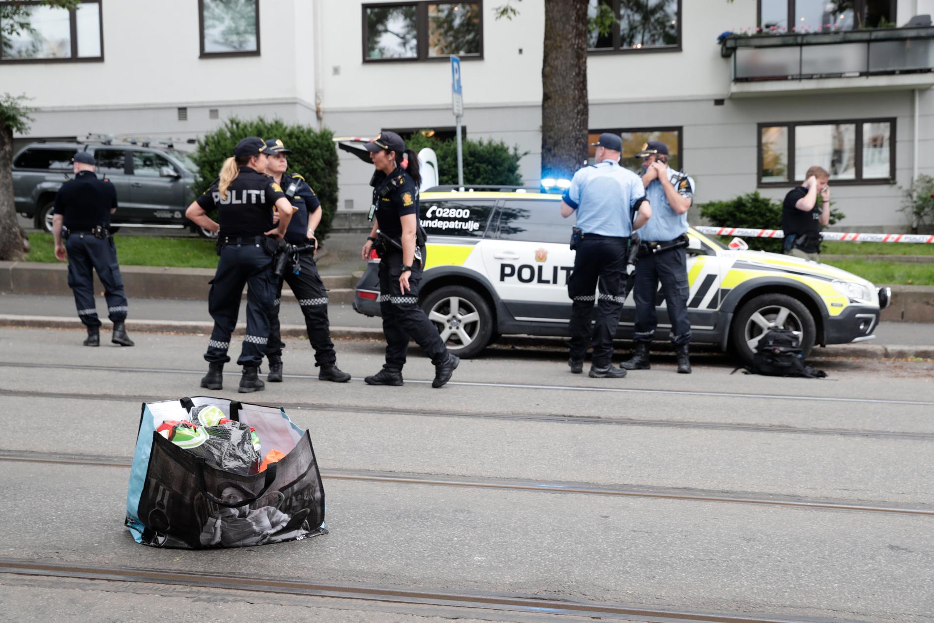 En man har skjutits i benet av polisen i Oslo efter att ha hotat en spårvagnsförare med kniv.
