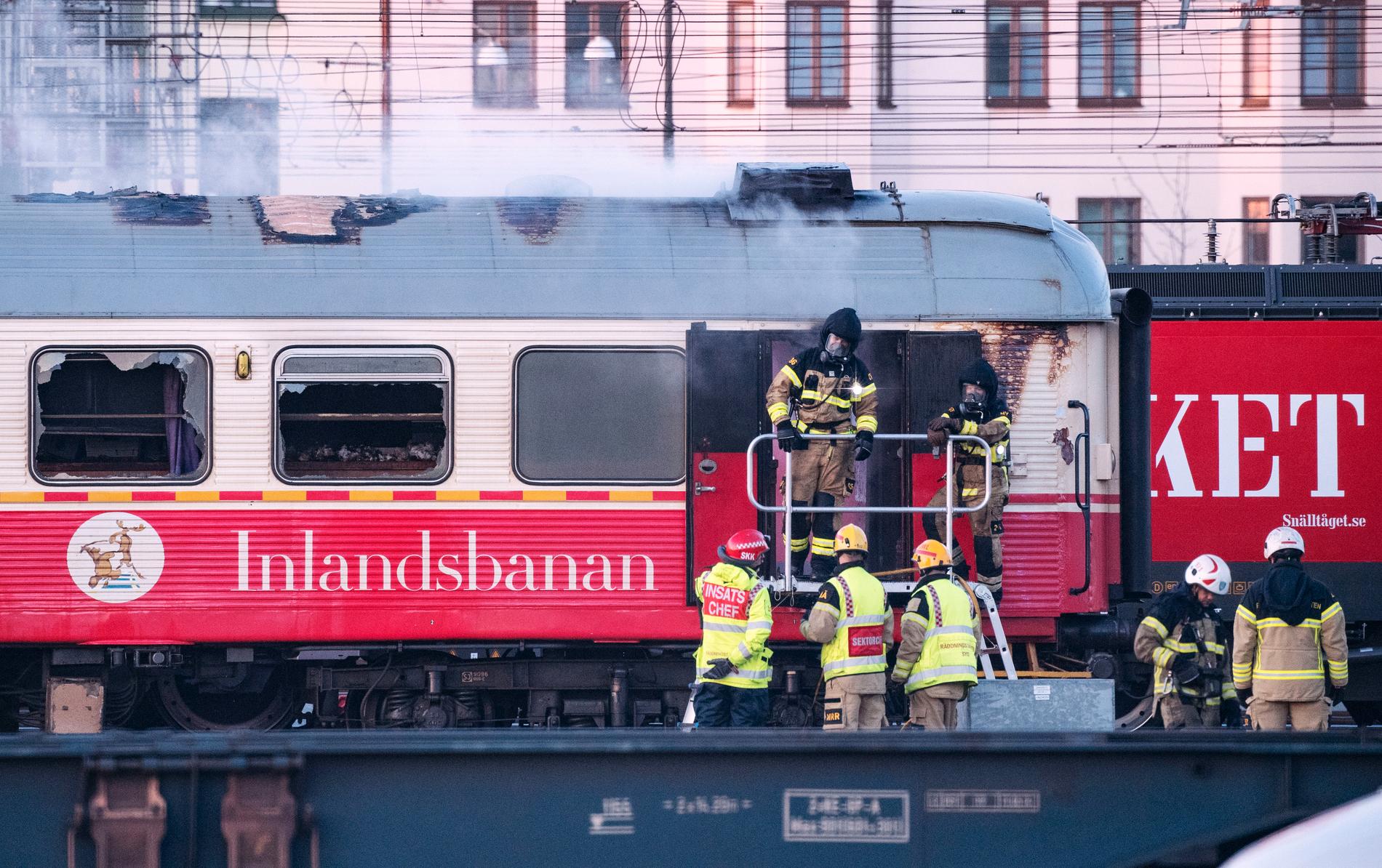 Tågtrafiken stoppades i samband med branden i tågvagnen.