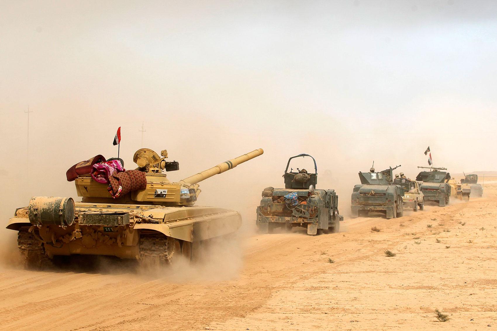 Irakiska soldater avancerar mot Mosul.