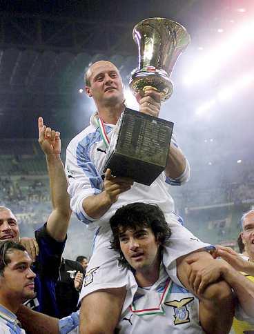 GULDJUBEL Attilio Lombardo och Fernando Couto firar efter att Lazio vunnit ligatiteln 2000. Nu hävdas det att klubben fått hjälp att ta hem scudetton.
